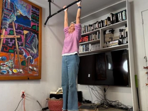 90-Year-Old Athlete Holds Dead Hang for Nearly 3 Minutes, Sets Record